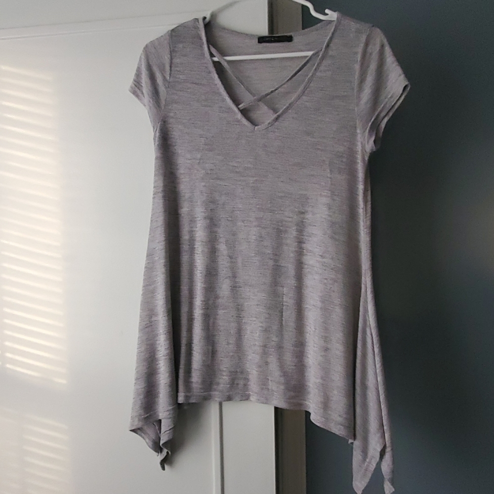 Gray criss cross t with tapered edges